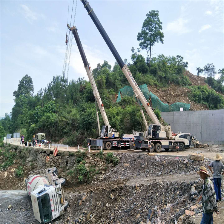 靖江汽车掉沟里叫吊车救援要多少钱